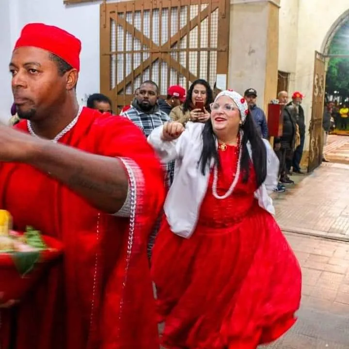 Mãe Mábia entrando no Mercado Público no toque em homenagem ao Bará no dia do padroeiro de Rio Grande
