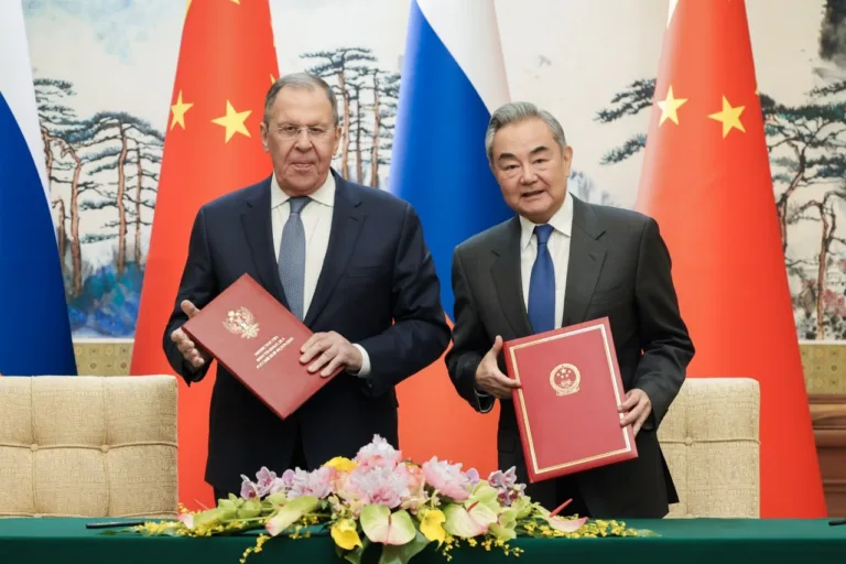 Após críticas ao bloqueio de Ormuz, chanceleres da Rússia e da China se reúnem em Pequim