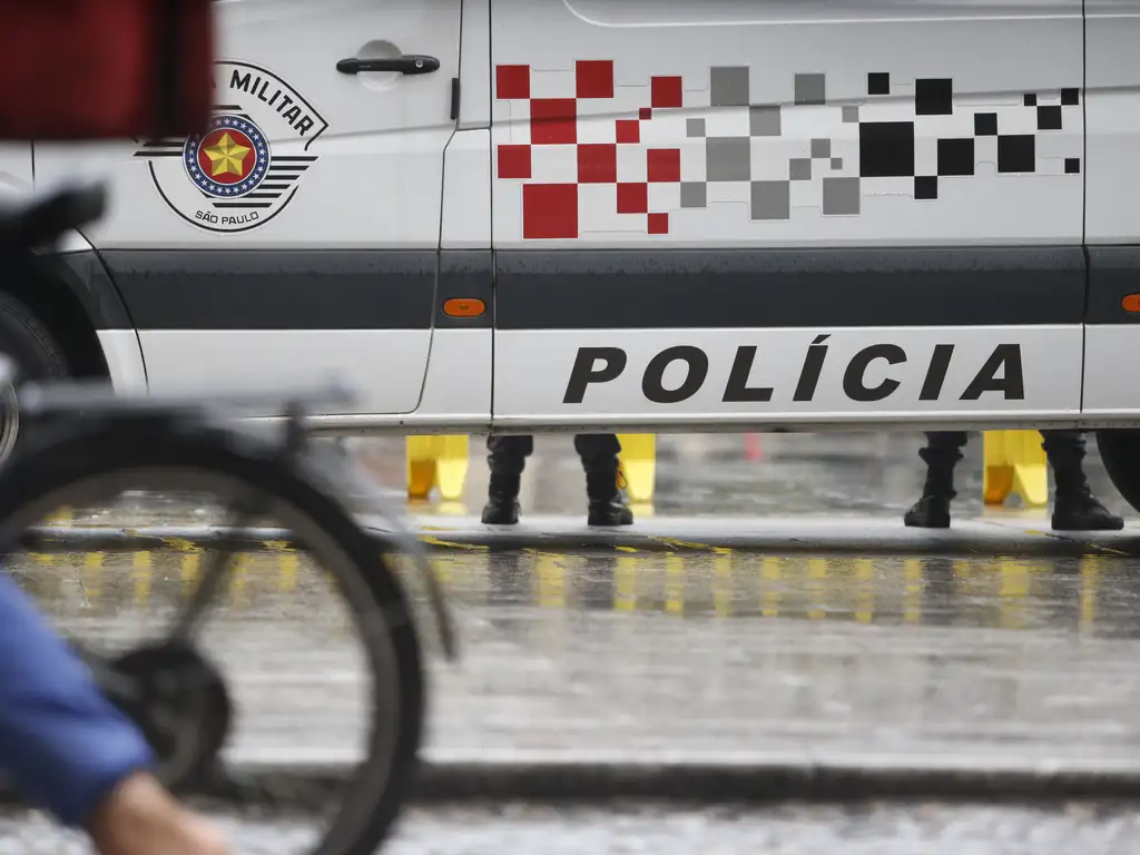 A cena descrita pelos PMs em depoimento na delegacia, que teria antecedido o disparo de arma de fogo por Yasmin — que atingiu a região do abdômen de Thawanna — , é contrariada por testemunhas, gravações e pelo companheiro da vítima