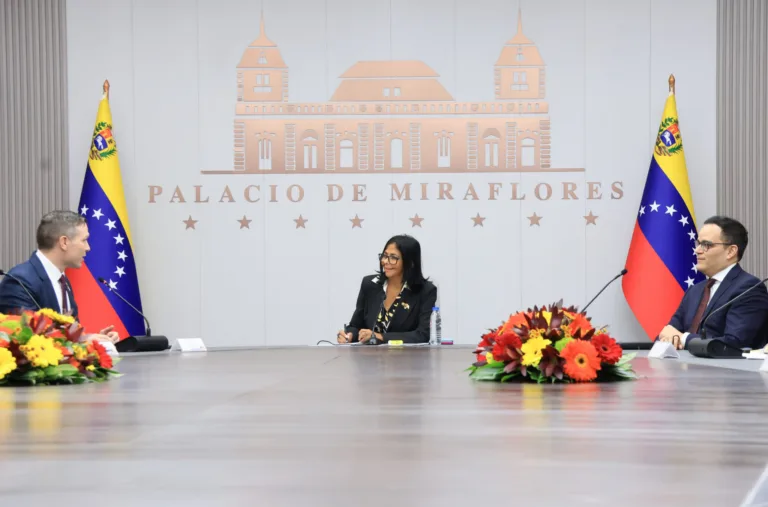 Após suspensão de sanções bancárias, presidenta da Venezuela recebe delegação dos EUA 