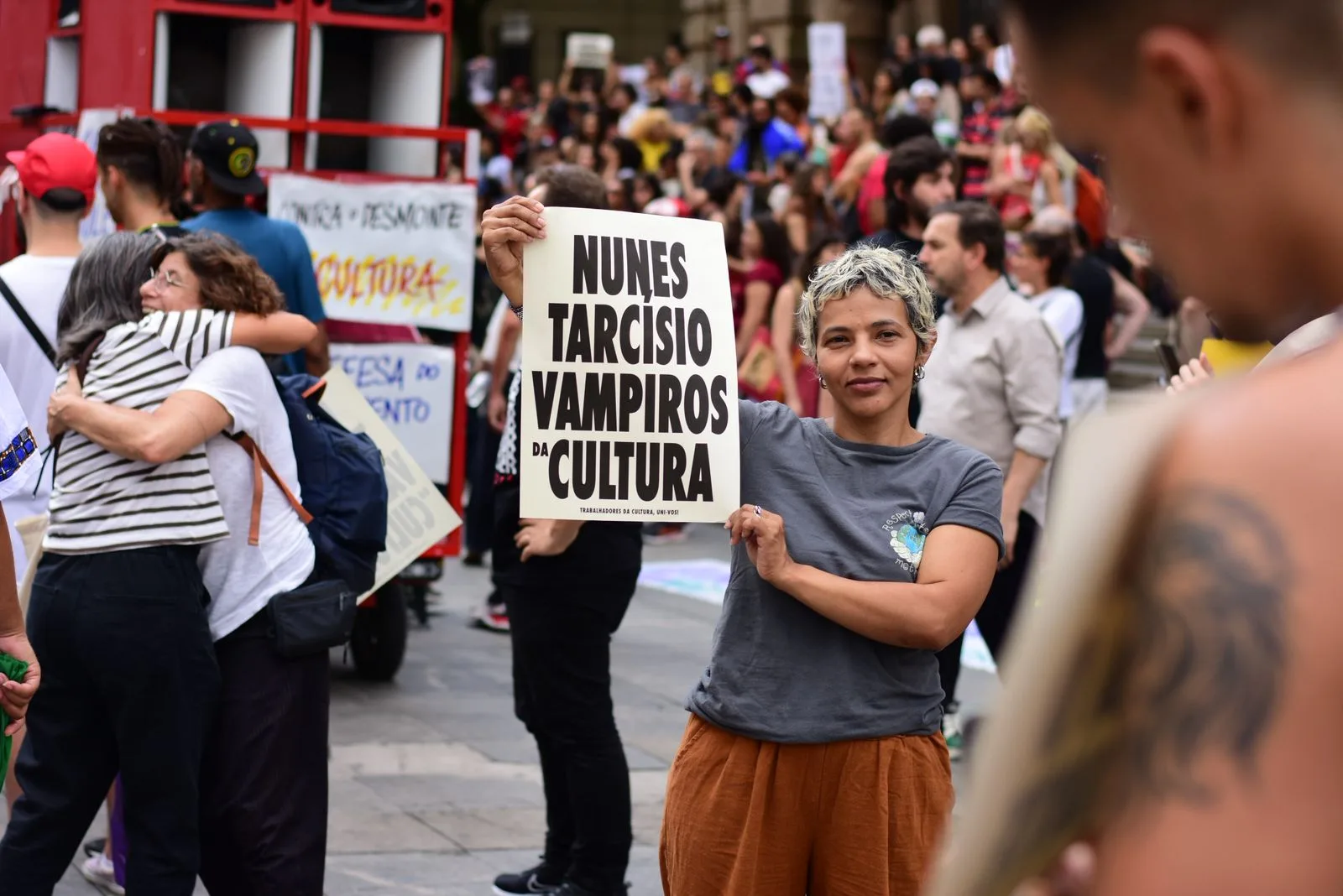 Manifestantes criticam as ações do governo do estado e da Prefeitura de São Paulo