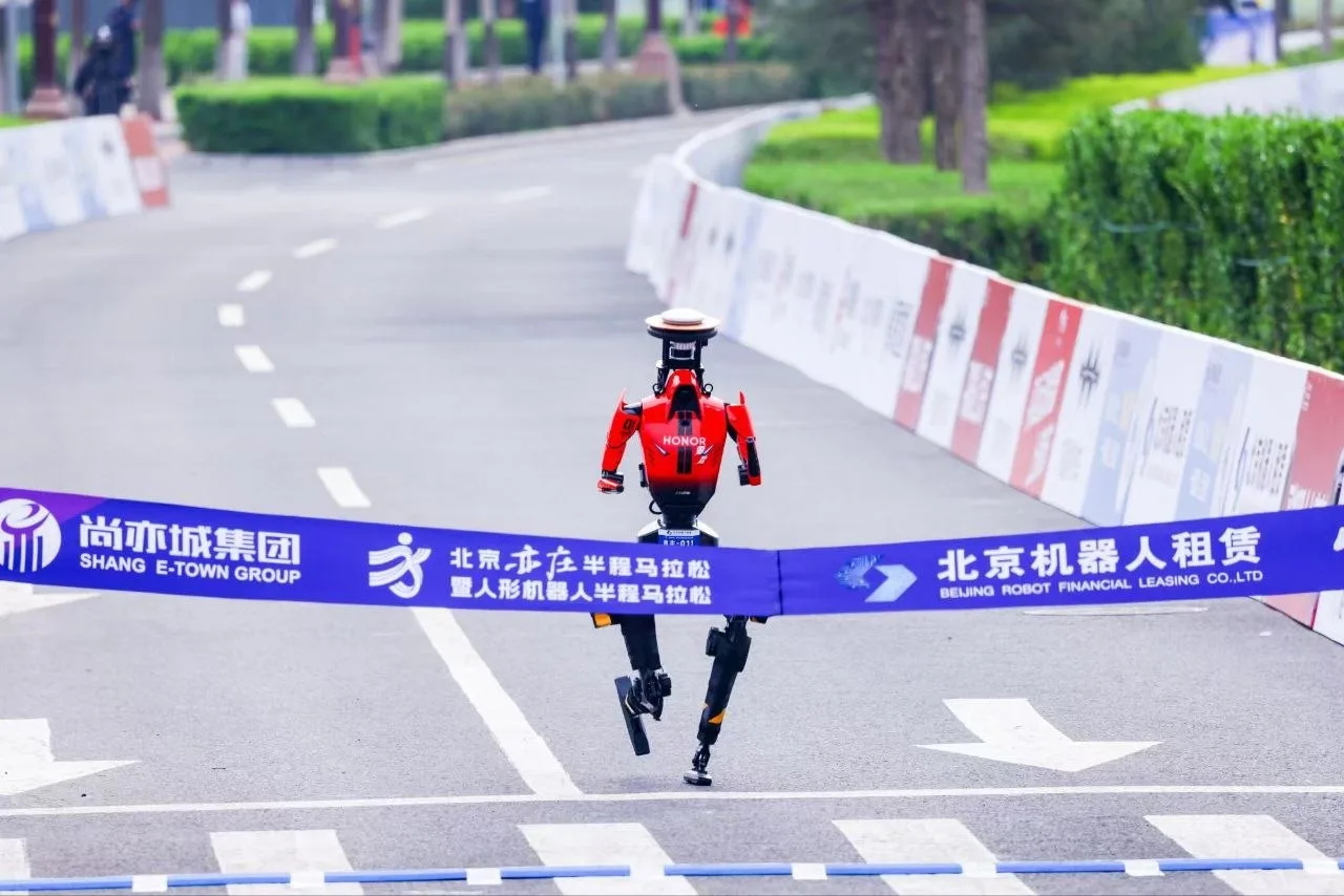 Lightning, robô humanoide da empresa chinesa Honor, cruza a linha de chegada em 50 minutos e 26 segundos, tempo inferior ao recorde humano de 57 minutos e 20 segundos.