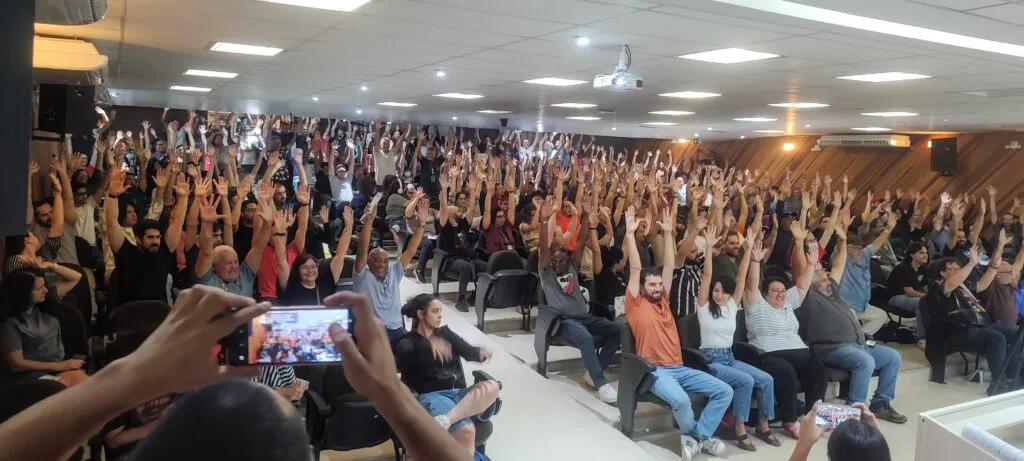 Assembleia na última quinta-feira (9) definiu paralisação por tempo indeterminado