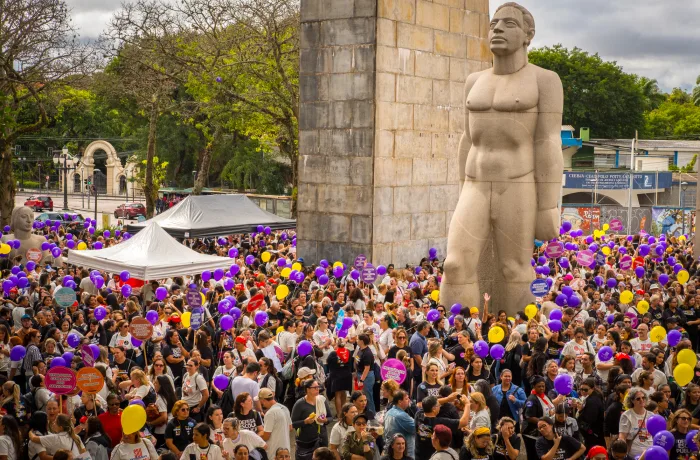 Greve dos servidores e do magistério de Curitiba realizada no centro da cidade em abril de 2026