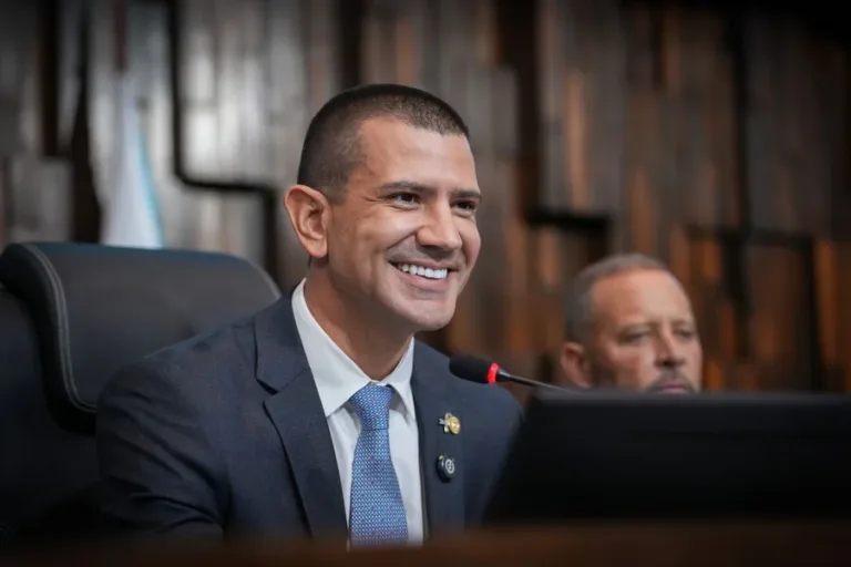 Com ausência da oposição, Alerj elege Douglas Ruas (PL) como novo presidente da Casa