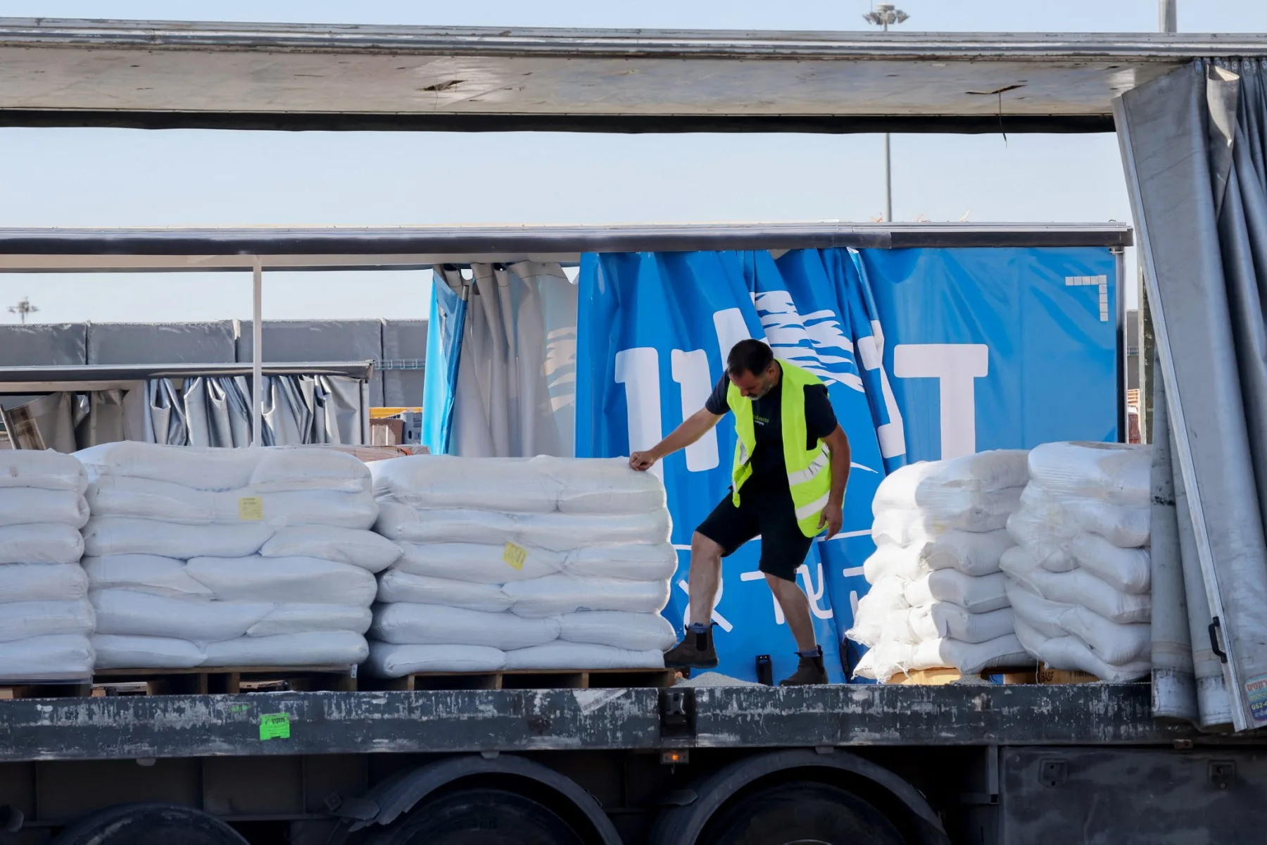 Um trabalhador verifica a ajuda humanitária em um caminhão na passagem de Kerem Shalom, entre o sul de Israel e a Faixa de Gaza, em 29 de maio de 2025
