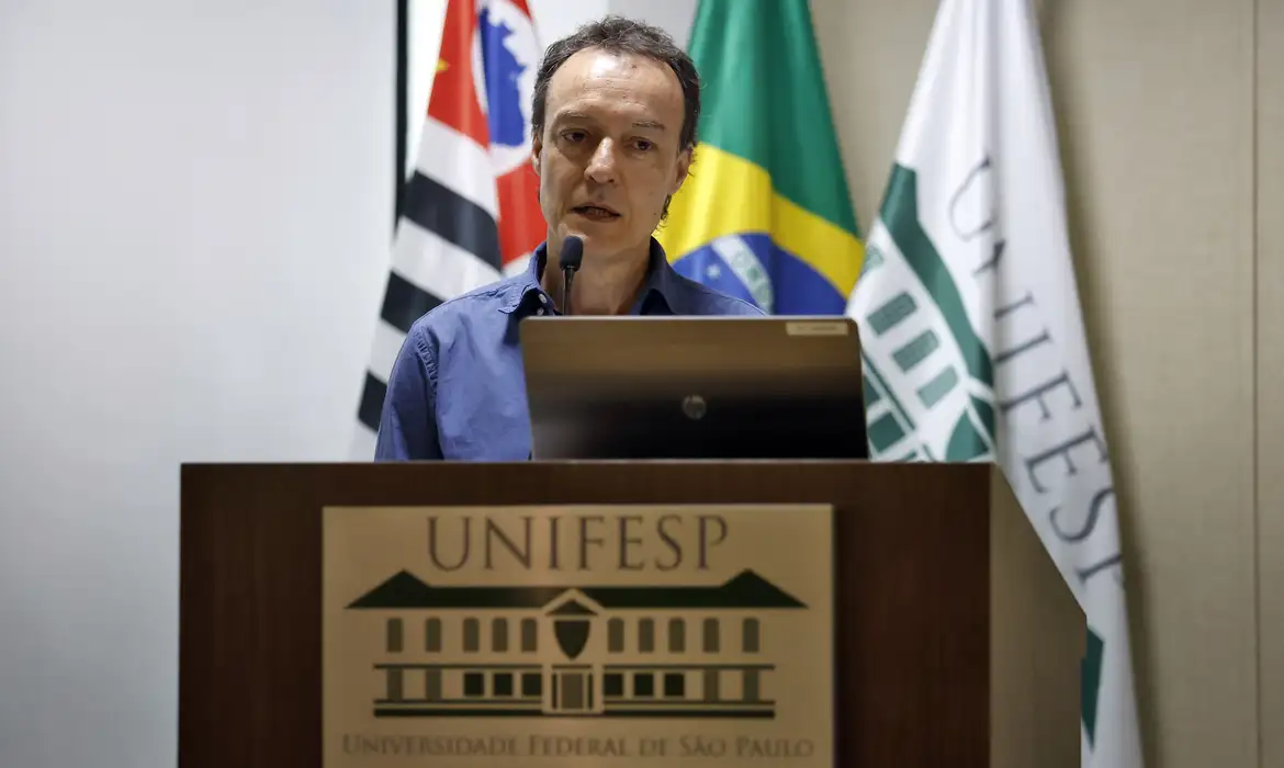 Vice-coordenador CAAF Edson Teles durante coletiva de imprensa na Unifesp que apresenta a identificação de duas ossadas de desaparecidos políticos (Denis Casemiro e Grenaldo de Jesus Silva)