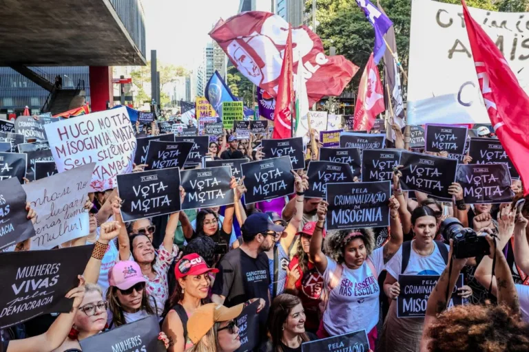 Mulheres ocupam a avenida Paulista, em SP, por votação do PL que criminaliza a misoginia