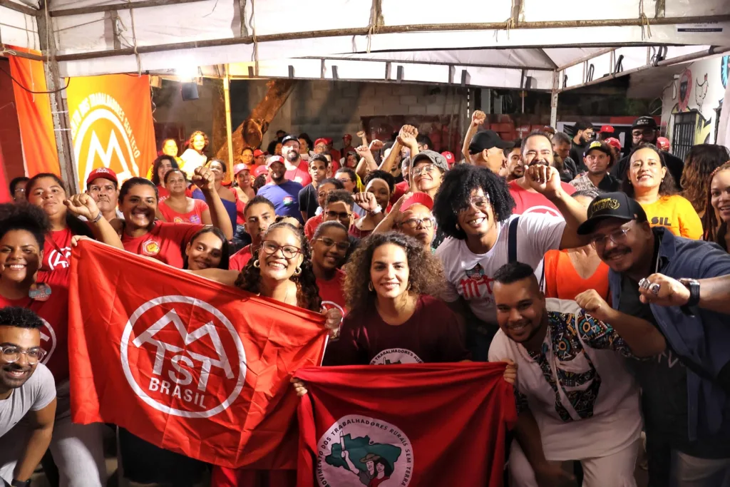 Jô Cavalcanti (Psol e MTST) e Rosa Amorim (PT e MST) em meio à militância do Movimento dos Trabalhadores Sem-Teto, no Recife