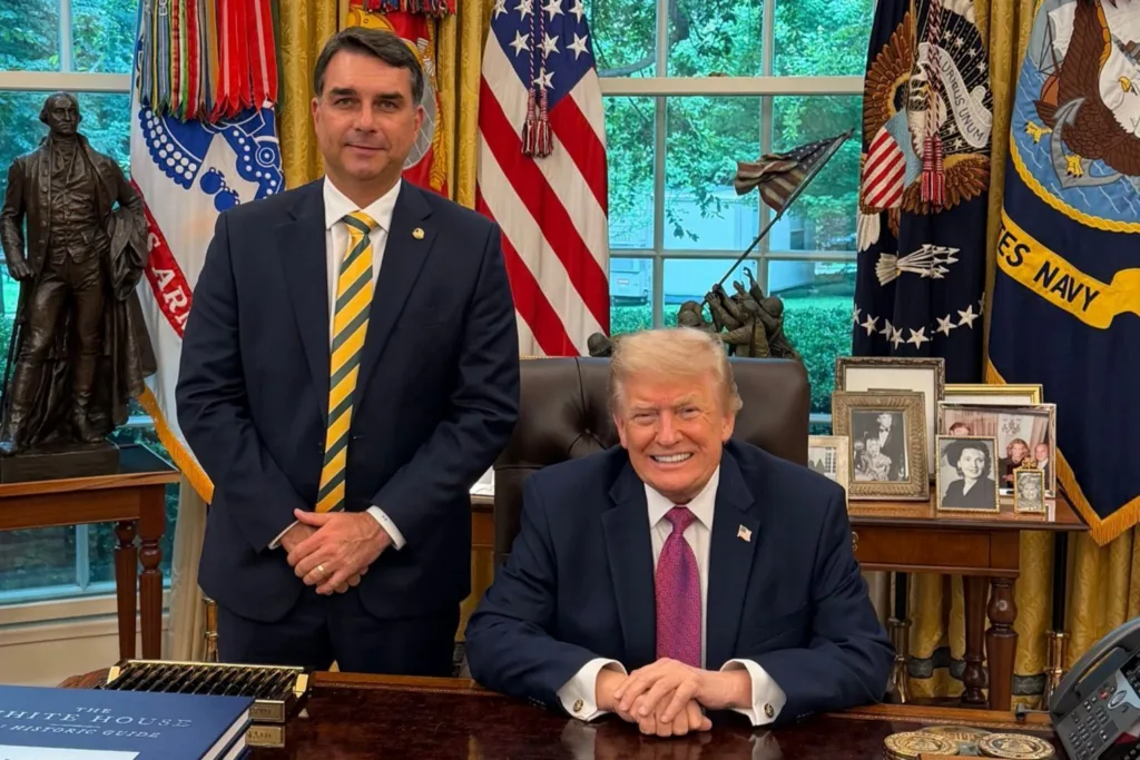 O senador Flávio Bolsonaro e o presidente dos Estados Unidos, Donald Trump