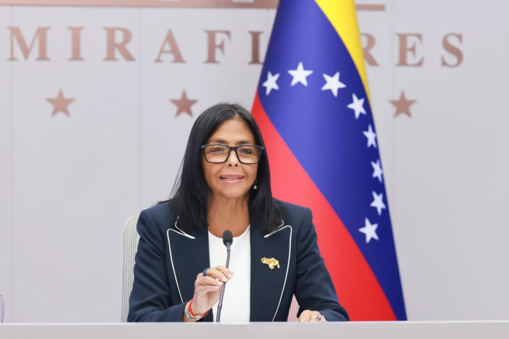 Presidente interina da Venezuela, Delcy Rodríguez, usando o broche que virou motivo de reclamação do governo guianense.