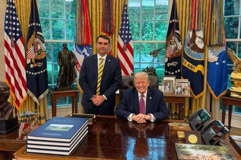 Flavio Bolsonaro e Donald Trump na Casa Branca