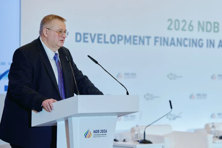 O vice-primeiro-ministro russo Alexei Overchuk durante a reunião do Banco do Brics.