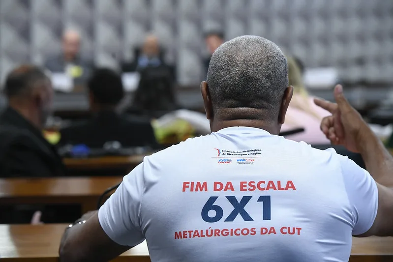 Em destaque, camiseta "Fim da escala 6x1 - Metalúrgicos da CUT".