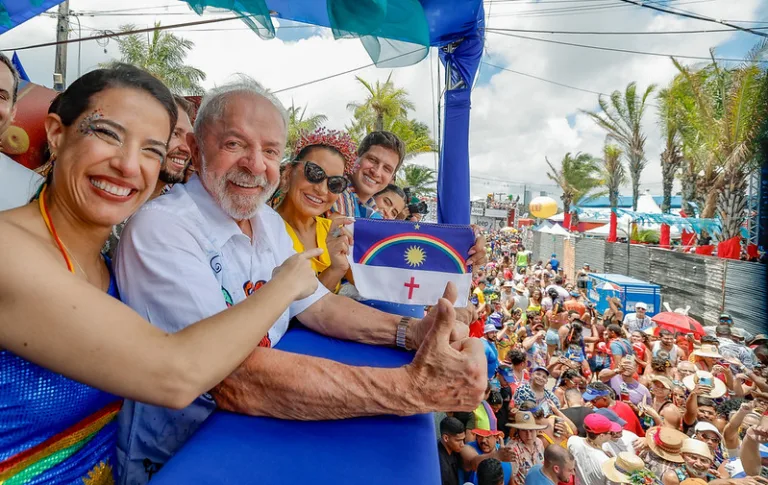 Presidente da República, Luiz Inácio Lula da Silva, durante desfile do Galo da Madrugada. Recife - PE, ao lado da governadora Raquel Lyra e do ex-prefeito João Campos.