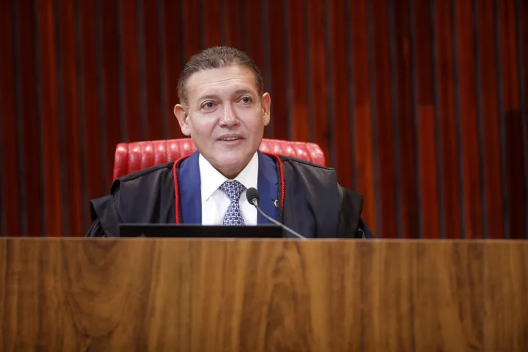 TSE desmente Flávio Bolsonaro sobre sala-cofre e Nunes Marques confirma vitória de Lula