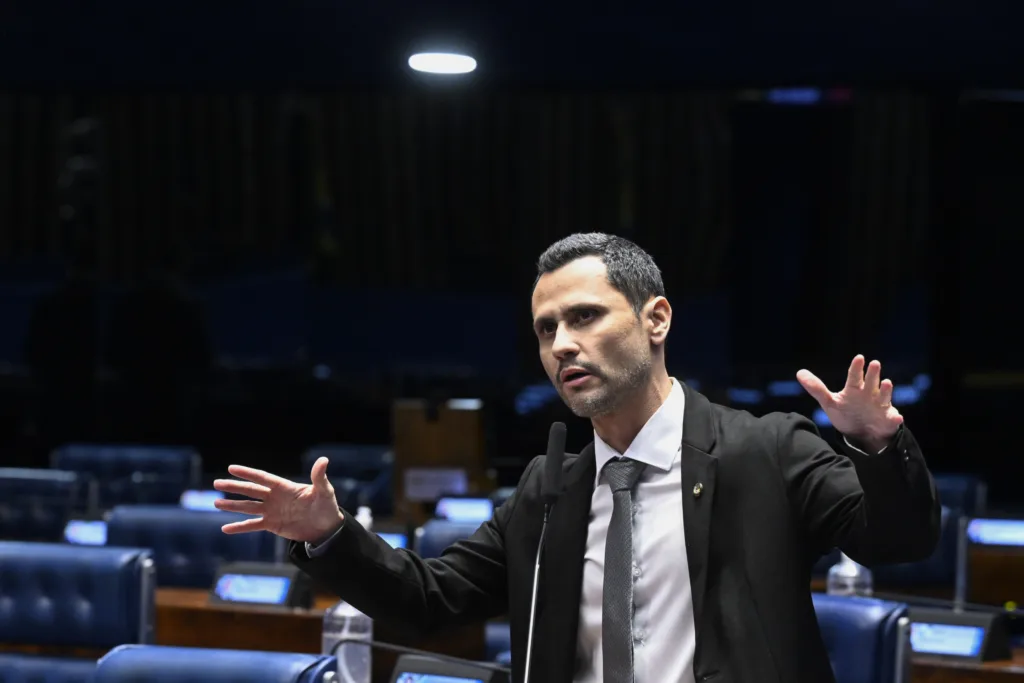 Em pronunciamento, à bancada, senador Cleitinho (Republicanos-MG)