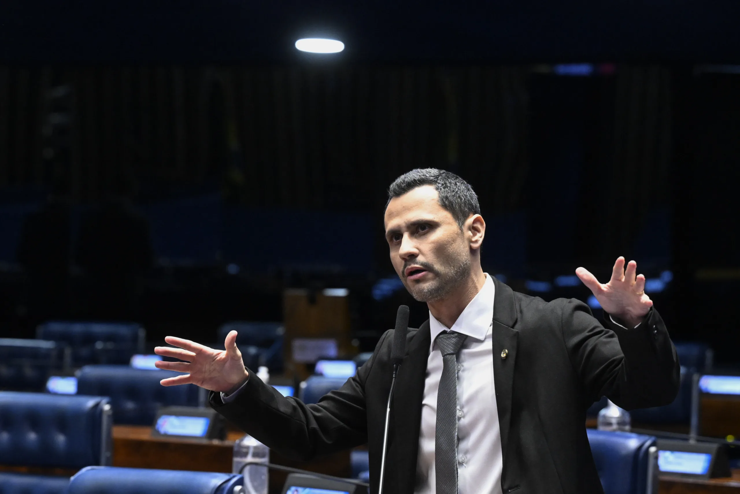 Em pronunciamento, à bancada, senador Cleitinho (Republicanos-MG)