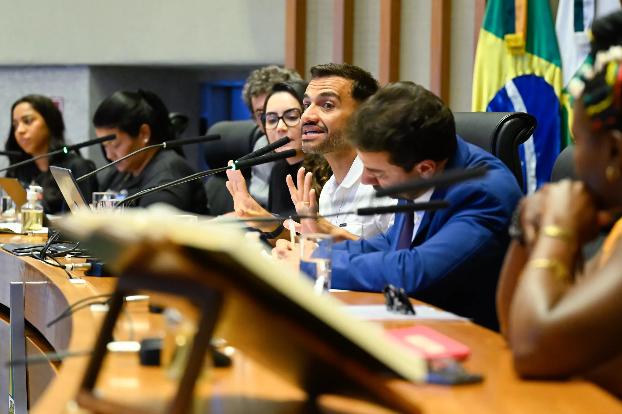 Parlamentares, familiares e representantes de órgãos públicos cobraram mudanças e denunciaram violações nas unidades prisionais do DF.