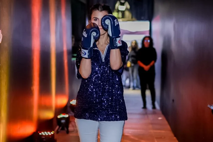 Manuela d'Ávila chega ao palco do Fuga Bar, no Quarto Distrito de Porto Alegre, com luvas de boxe e ao som de "Eye of the Tiger", no lançamento oficial da pré-candidatura ao Senado