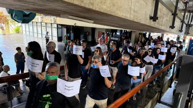Representantes da categoria e da universidade articulam ações diante dos impactos na remuneração docente.