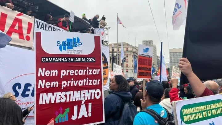 Servidores municipais da educação de São Paulo realizaram manifestação no centro da capital nesta terça-feira (19)