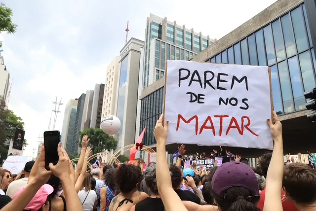 Os números apresentados no Boletim não estão desconectados da realidade nacional. Dados recentes indicam que o Brasil registra, em média, quatro mulheres assassinadas por dia em razão do gênero