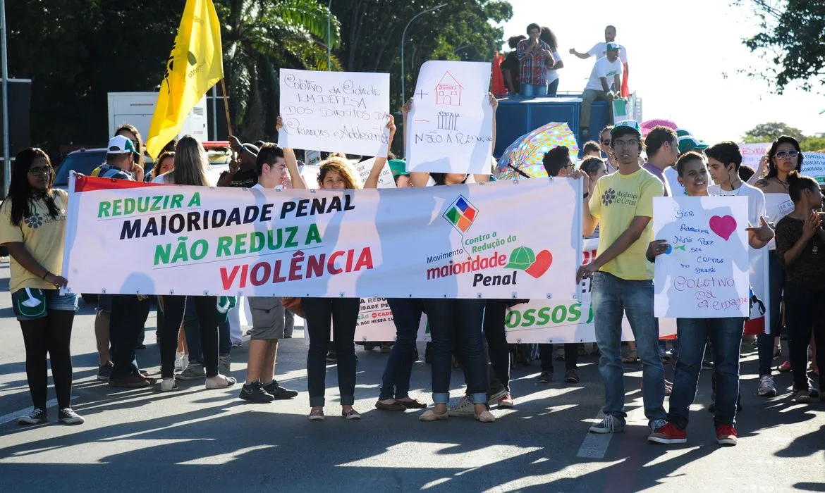 Se acolhida, a medida ainda terá de ser discutida por uma comissão especial.