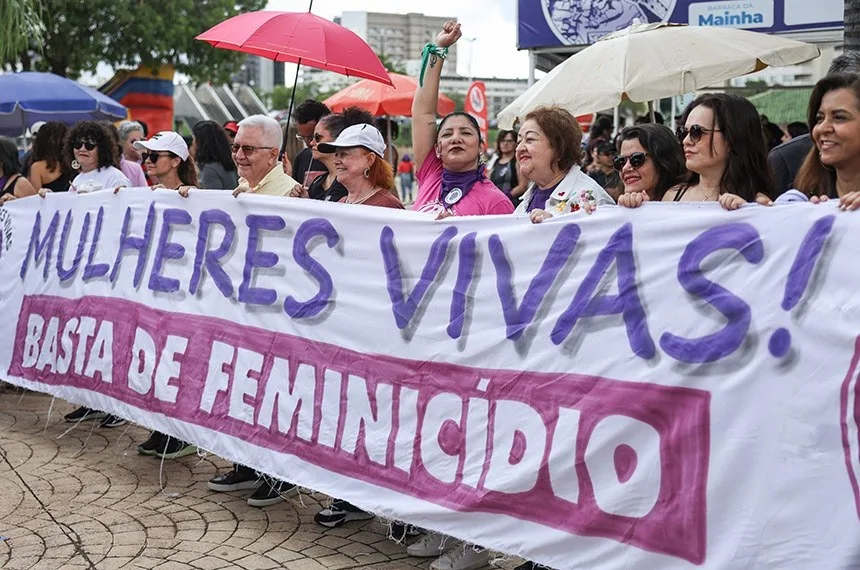 Manifestação em Brasília, em 2025: Estudos do Fórum Brasileiro de Segurança Pública e do Ministério da Justiça apontam que, em mais de 80% dos casos de feminicídio, havia histórico prévio de violência doméstica, muitas vezes já formalmente denunciada | Crédito: Marcelo Camargo/ Agência Brasil