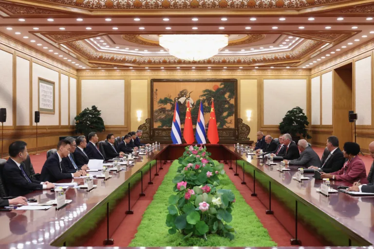 China reafirma apoio a Cuba e à Venezuela às vésperas de cúpula Xi-Trump em Pequim