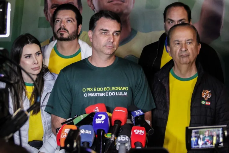 Marqueteiro de Flávio Bolsonaro foi contratado pelo Banco Master para atacar BC, diz jornal