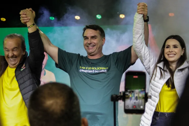 Flávio Bolsonaro confirma visita a Vorcaro após prisão do dono do Banco Master