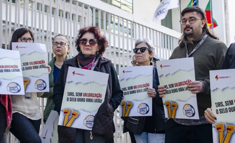 Servidores do Judiciário protestam por reajuste salarial no RS