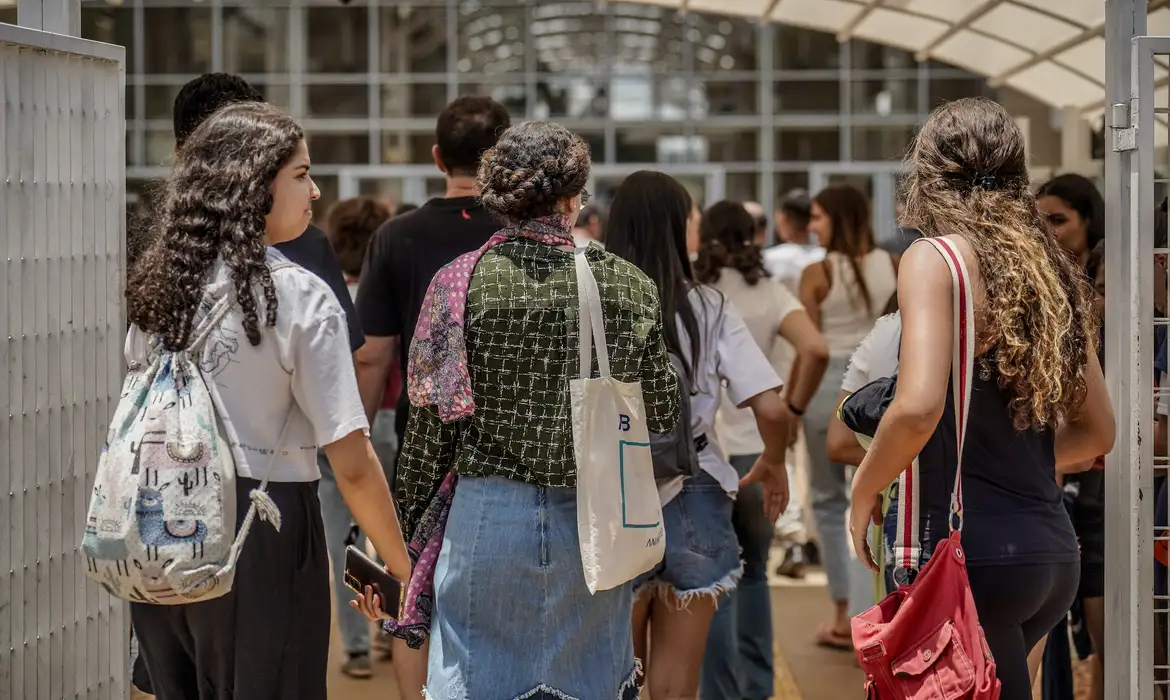 Candidatos chegam a um dos locais de prova do Concurso Nacional Unificado