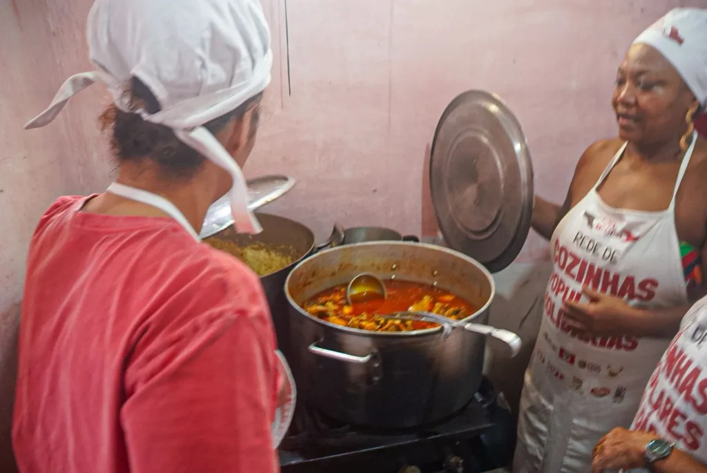 Cozinhas Populares Solidárias preparam refeições para pessoas atingidas pelas chuvas no Grande Recife