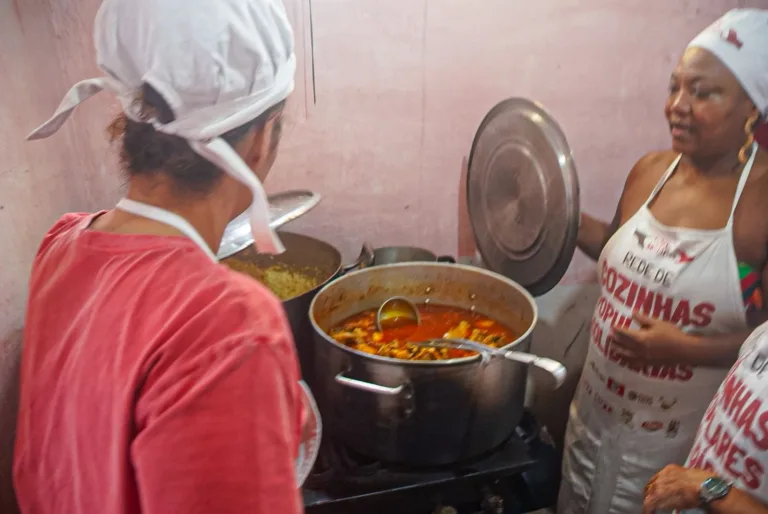 Campanha Mãos Solidárias, do MST, mobiliza cozinhas populares para apoiar vítimas das chuvas