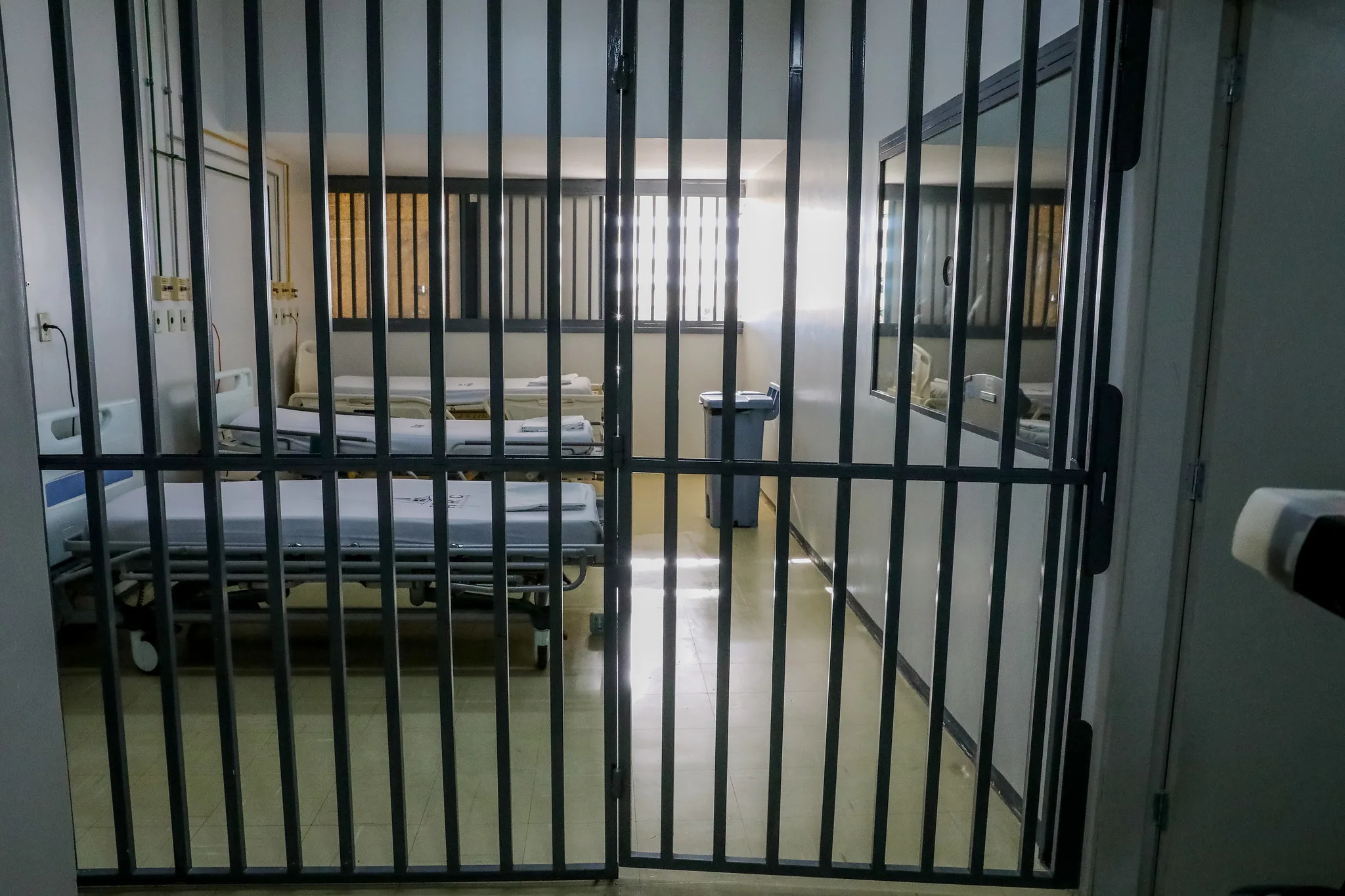 Audiências de custódia do DF escancaram desigualdade social e racial na entrada do sistema penal.