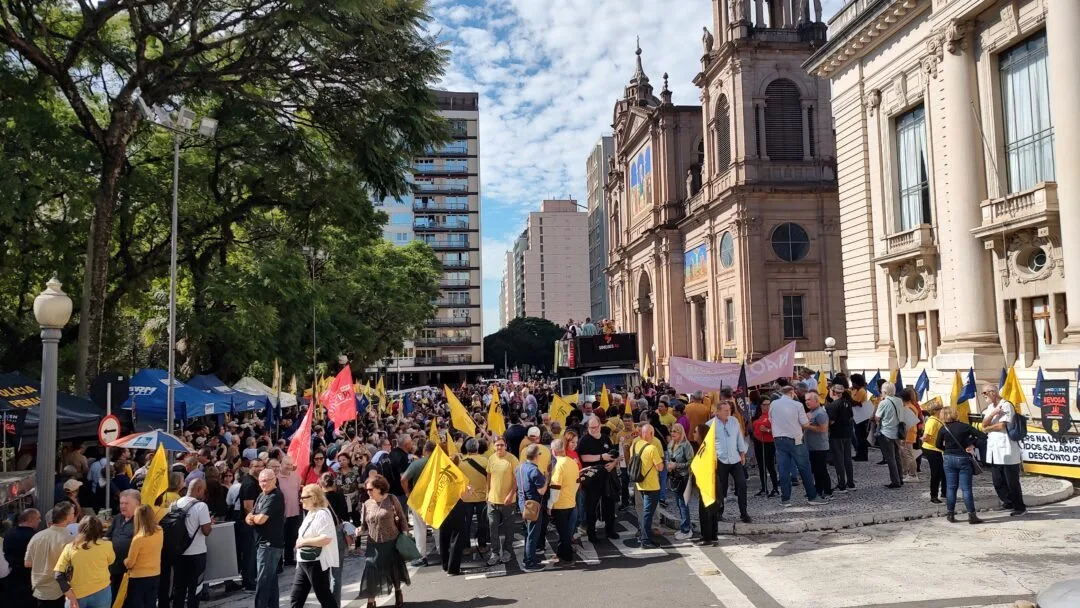 Manifestantes em frente ao Piratini nesta terça (5)