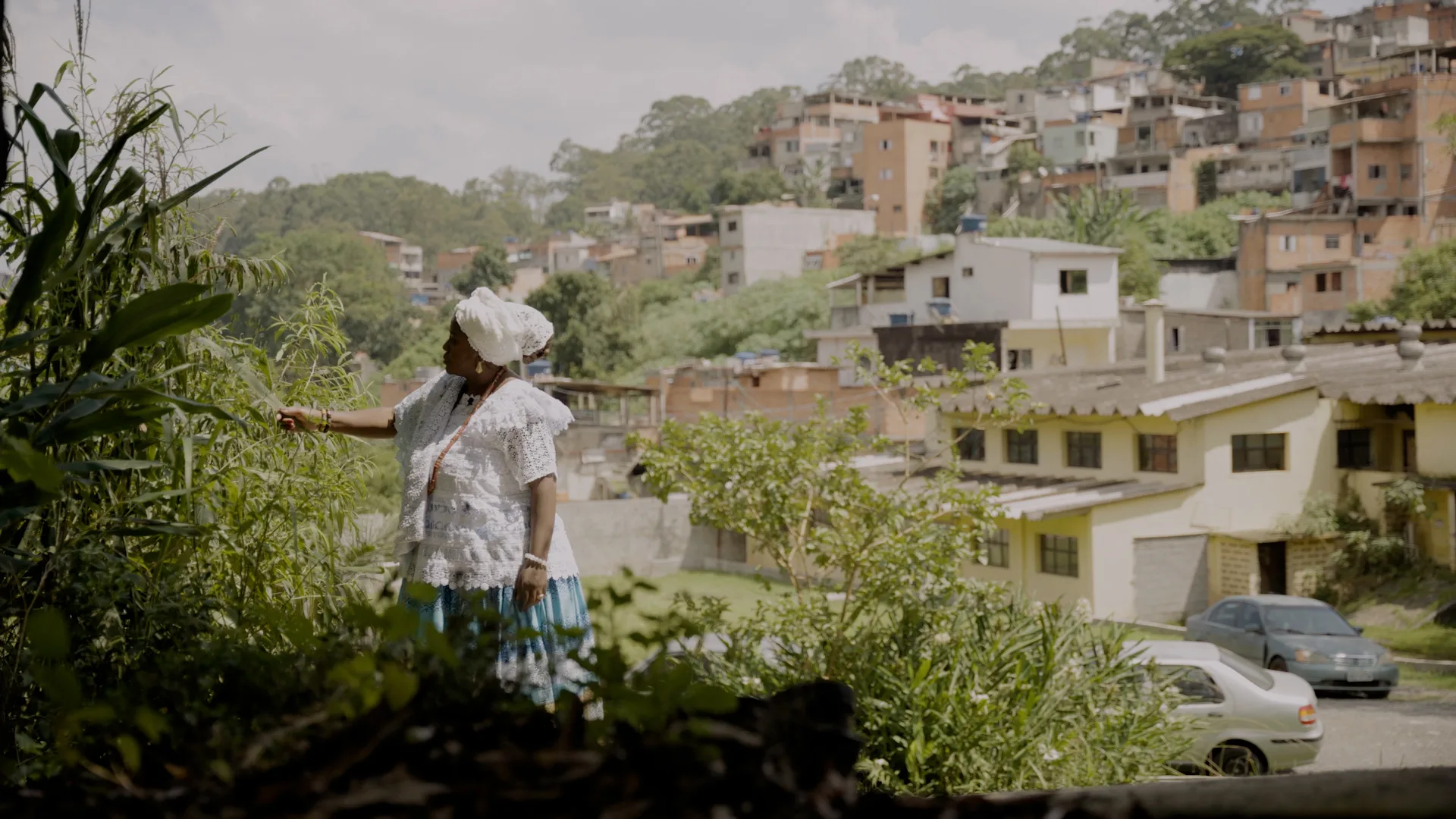 Luciana Bispo, ialorixá do Ilê Oba Àse Ogodo, no Jardim Mata Virgem em São Paulo, é uma das protagonistas da série 'Terreiros Urbanos'.