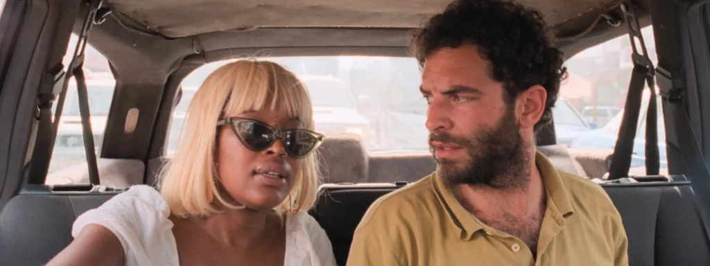 Cleo Diára e Sérgio Coragem em cena do filme 'O Riso e a Faca'