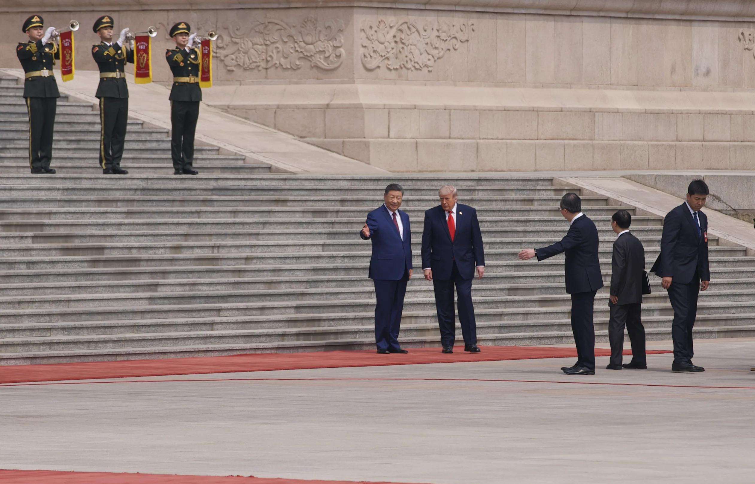 Presidente chinês Xi Jinping recebe homólogo estadunidense Donald Trump, no Grande Salão do Povo. 14 de maio de 2026