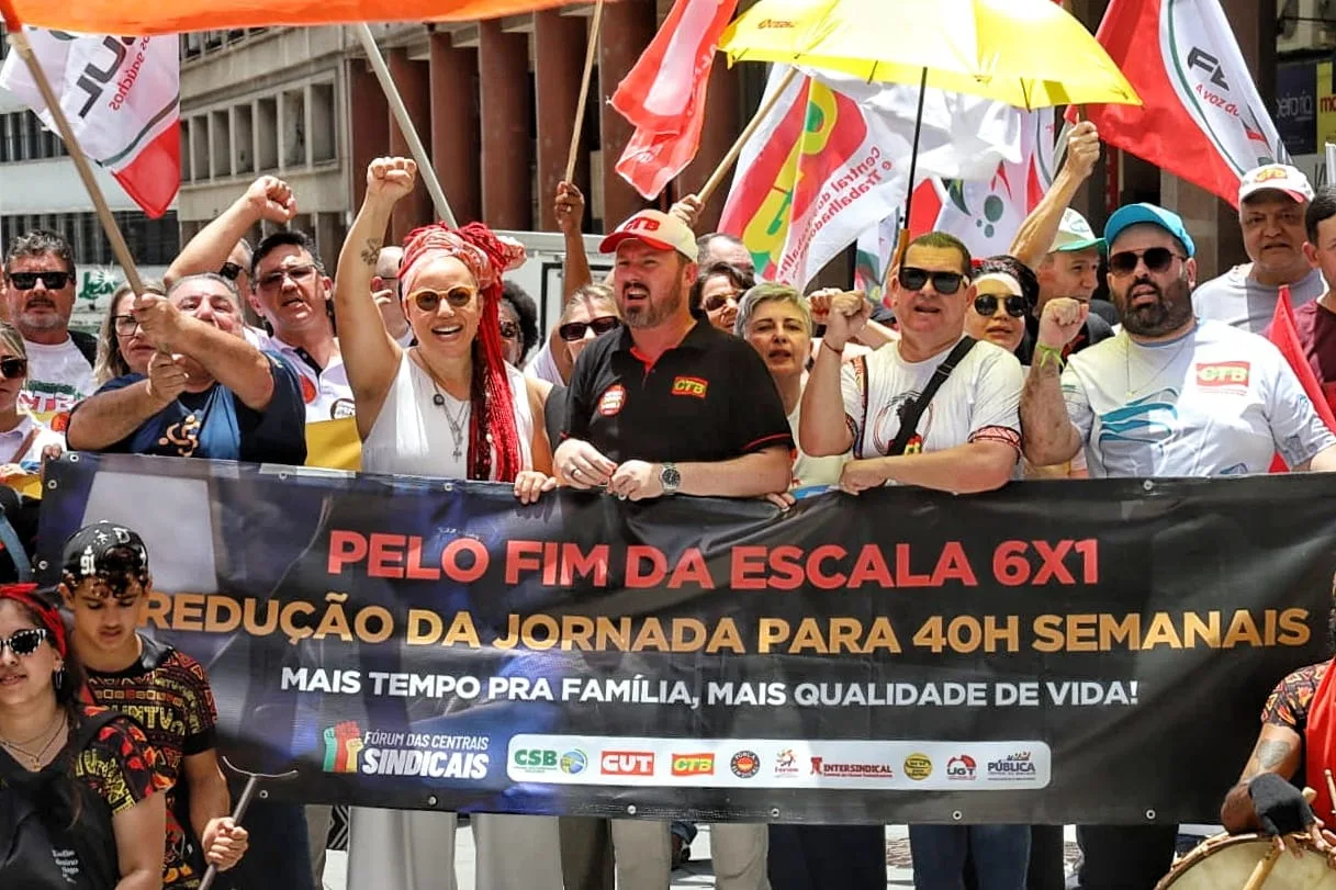 Deputada Daiana Santos em ato pelo fim da escala 6x1 em Porto Alegre