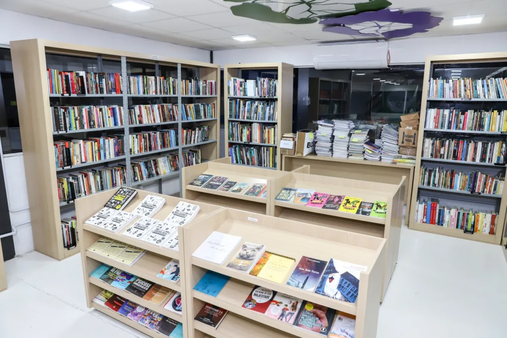 Biblioteca nova – a anterior foi devastada pela enchente de 2024 – hoje tem mais de 10 mil livros