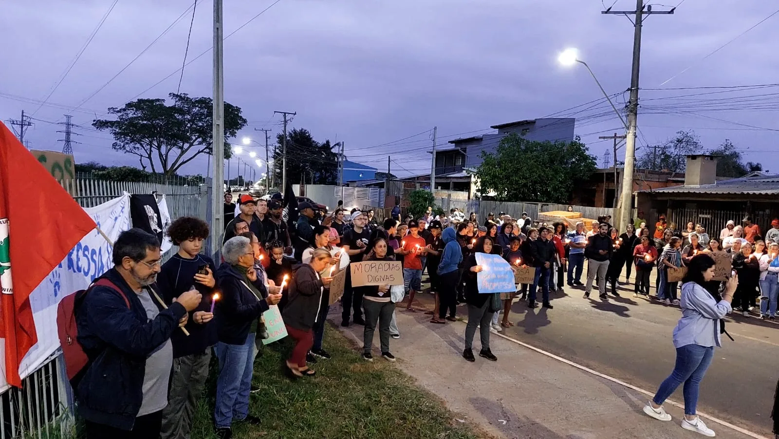 Durante o ato, moradores denunciaram lentidão nas obras de reconstrução e falta de informações claras sobre o andamento das intervenções