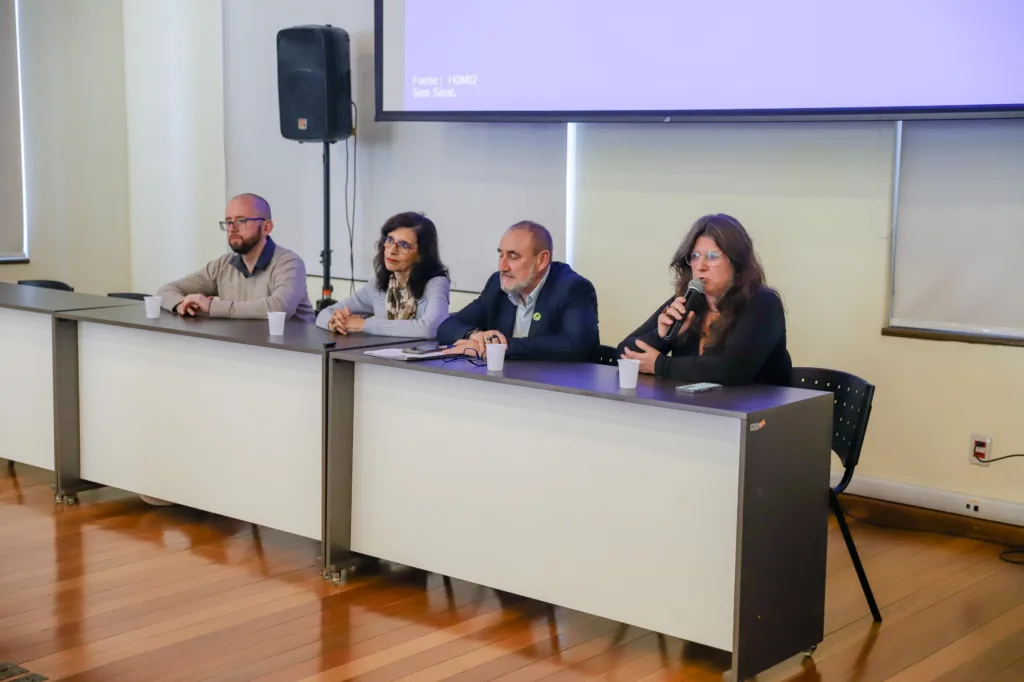 O evento contou com a participação, na mesa de abertura, do jornalista Luís Eduardo Gomes, do Sul21; da editora do Brasil de Fato RS, Katia Marko; da reitora da Ufrgs, Márcia Barbosa; e do superintendente do Ministério do Desenvolvimento Agrário (MDA) no estado, Milton Bernardes