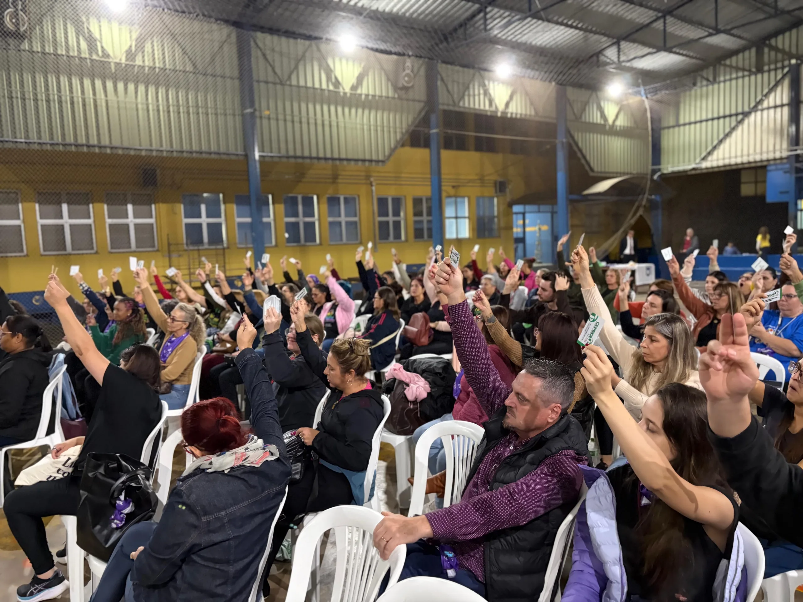 Assembleia reuniu professores em escola municipal e definiu paralisação e novas mobilizações