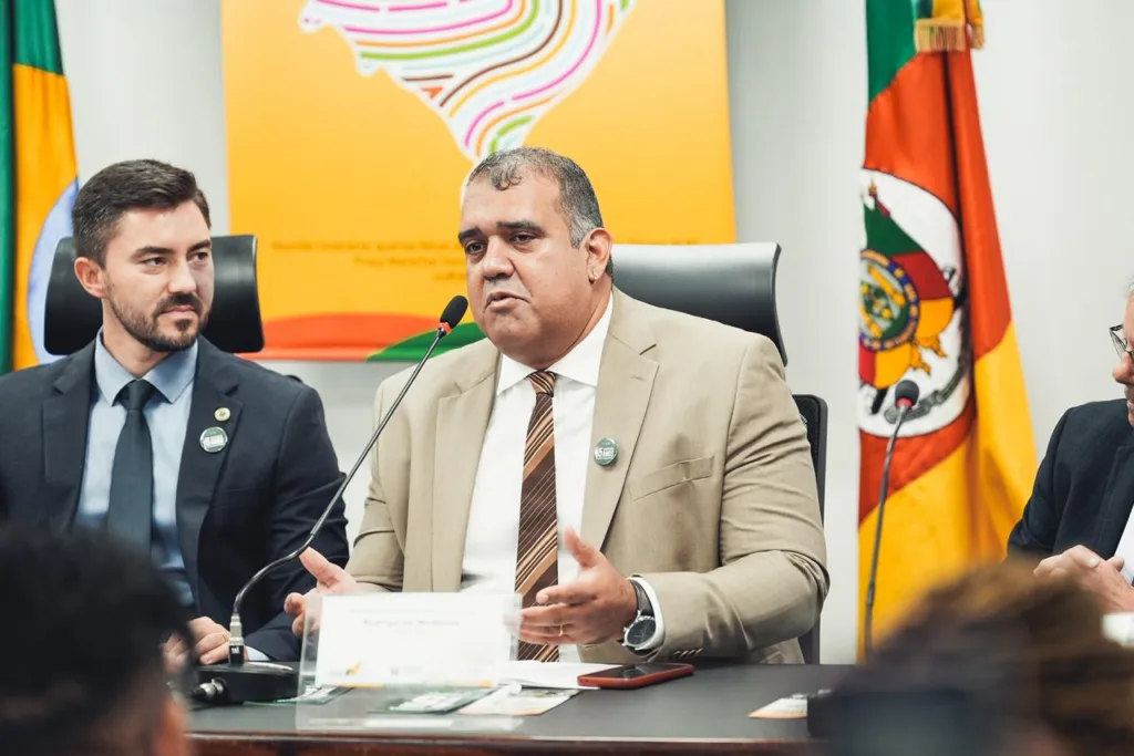 Deputado Adão Pretto Filho e o ouvidor-geral da DPE-RS, Rodrigo de Medeiros Silva