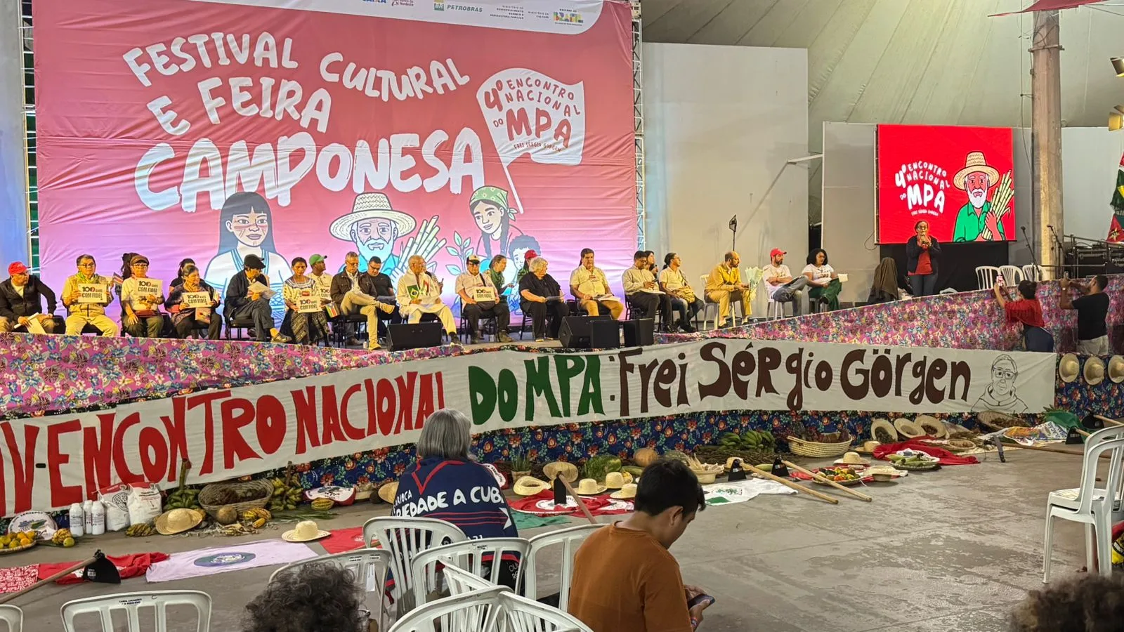 Representantes populares de quatro continentes participaram da plenária realizada no Centro Comunitário Athos Bulcão.