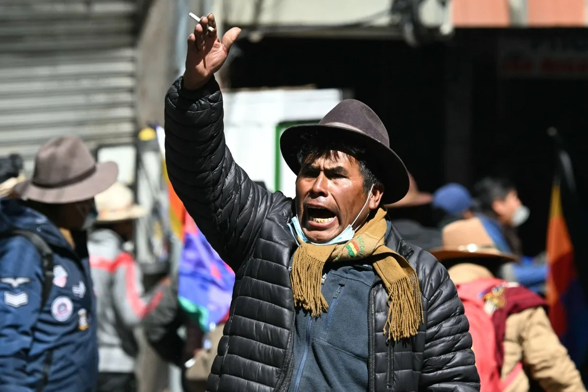 Manifestante durante protesto exigindo a renúncia do presidente da Bolívia, Rodrigo Paz, em La Paz, em 18 de maio de 2026. Aizar Rades/AFP
