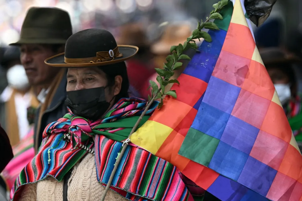 Bolivianos pedem a saída do presidente Rodrigo Paz